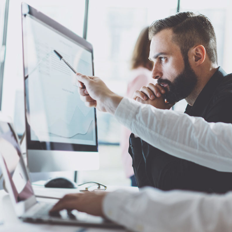 guy-pointing-at-computer-screen